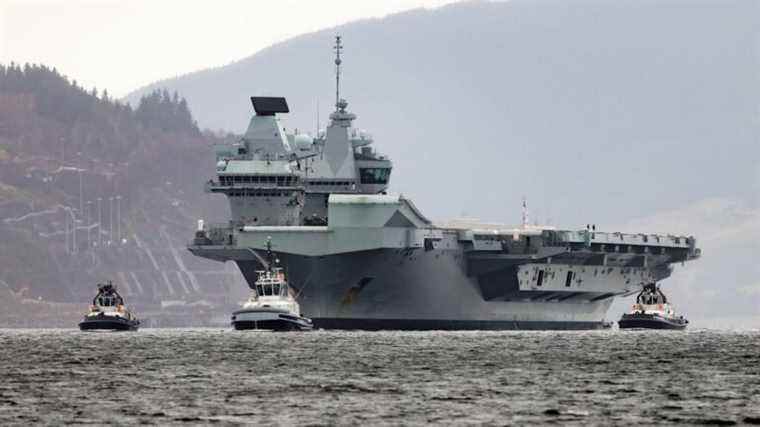 Le porte-avions HMS Queen Elizabeth retourne dans le Firth of Clyde