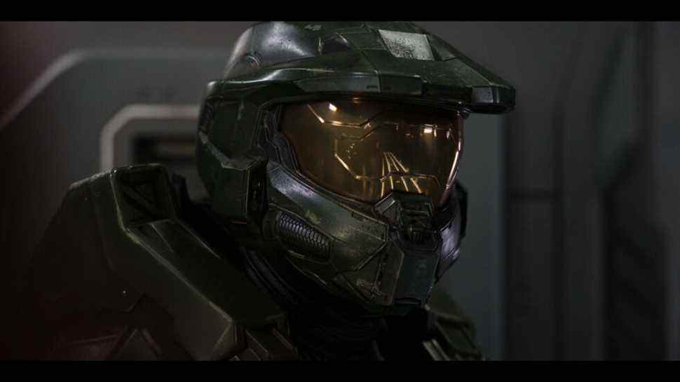 Il y a une vie surprenante derrière le masque de Master Chief, largement aidée par la performance de Pablo Schreiber.