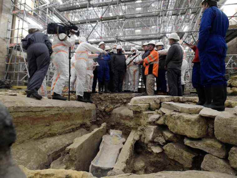 Un ancien sarcophage découvert sous la cathédrale Notre-Dame de Paris