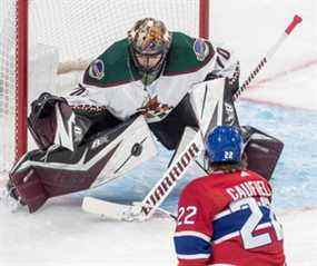 L'ailier droit des Canadiens de Montréal Cole Caufield (22 ans) tire la rondelle sur le gardien de but des Coyotes de l'Arizona Karel Vejmelka (70 ans) lors de la première période d'action de la LNH au Centre Bell de Montréal le mardi 15 mars 2022.