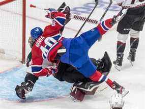 L'ailier droit des Canadiens de Montréal Joel Armia (40 ans) entre en collision avec le gardien de but des Coyotes de l'Arizona Karel Vejmelka (70 ans) lors de la première période d'action de la LNH au Centre Bell de Montréal le mardi 15 mars 2022.