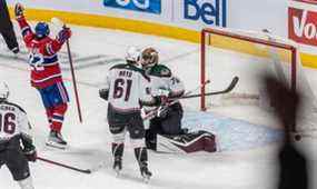 L'ailier droit des Canadiens de Montréal Cole Caufield (22 ans) célèbre après avoir marqué son deuxième but contre le gardien de but des Coyotes de l'Arizona Karel Vejmelka (70 ans) lors de la 2e période d'action de la LNH au Centre Bell de Montréal le mardi 15 mars 2022.