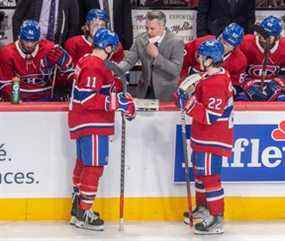 Il n'y a pas eu d'héroïsme de dernière minute pour l'entraîneur des Canadiens de Montréal Martin St. Louis, discutant des possibilités de jeu avec les ailiers droits des Canadiens de Montréal Brendan Gallagher (11) et Cole Caufield (22) lors de la 3e période de la LNH au Centre Bell de Montréal mardi, 15 mars 2022.