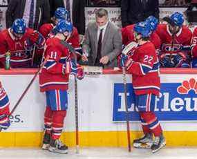 Il n'y a pas eu d'héroïsme de dernière minute pour l'entraîneur des Canadiens de Montréal Martin St. Louis, discutant des possibilités de jeu avec les ailiers droits des Canadiens de Montréal Brendan Gallagher (11) et Cole Caufield (22) lors de la 3e période de la LNH au Centre Bell de Montréal mardi, 15 mars 2022.