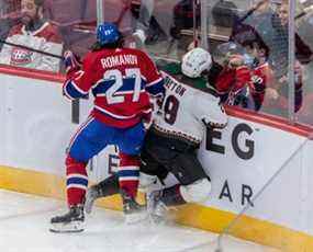 Le défenseur des Canadiens de Montréal Alexander Romanov (27 ans) vérifie le centre des Coyotes de l'Arizona Barrett Hayton (29 ans) dans les planches lors de la 3e période d'action de la LNH au Centre Bell de Montréal le mardi 15 mars 2022.