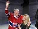 Guy Lapointe, salue la foule, aux côtés de sa femme, Louise, lors du retrait du numéro de chandail de Lapointe au Centre Bell de Montréal le 8 novembre 2014.