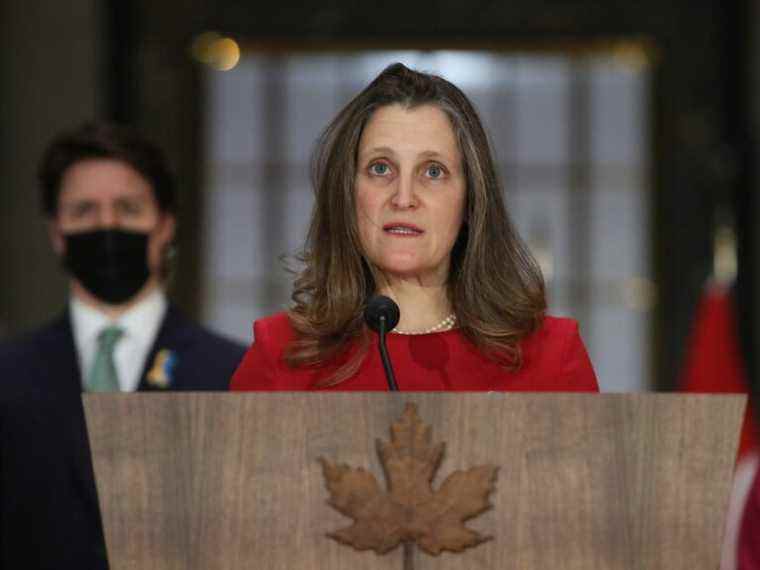 La hausse des prix du pétrole donne à Chrystia Freeland plus de marge de manœuvre pour le budget d’avril