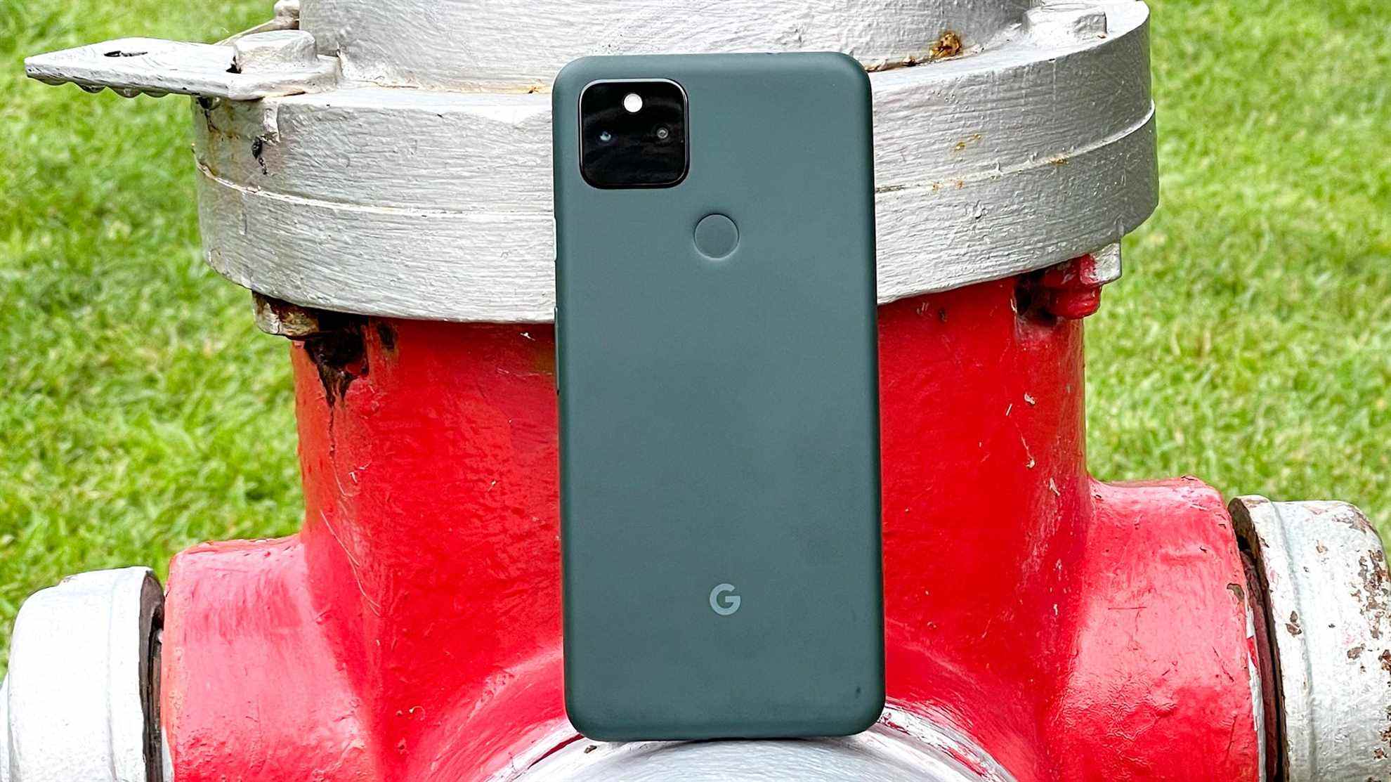 Google Pixel 5a appuyé contre un tuyau métallique