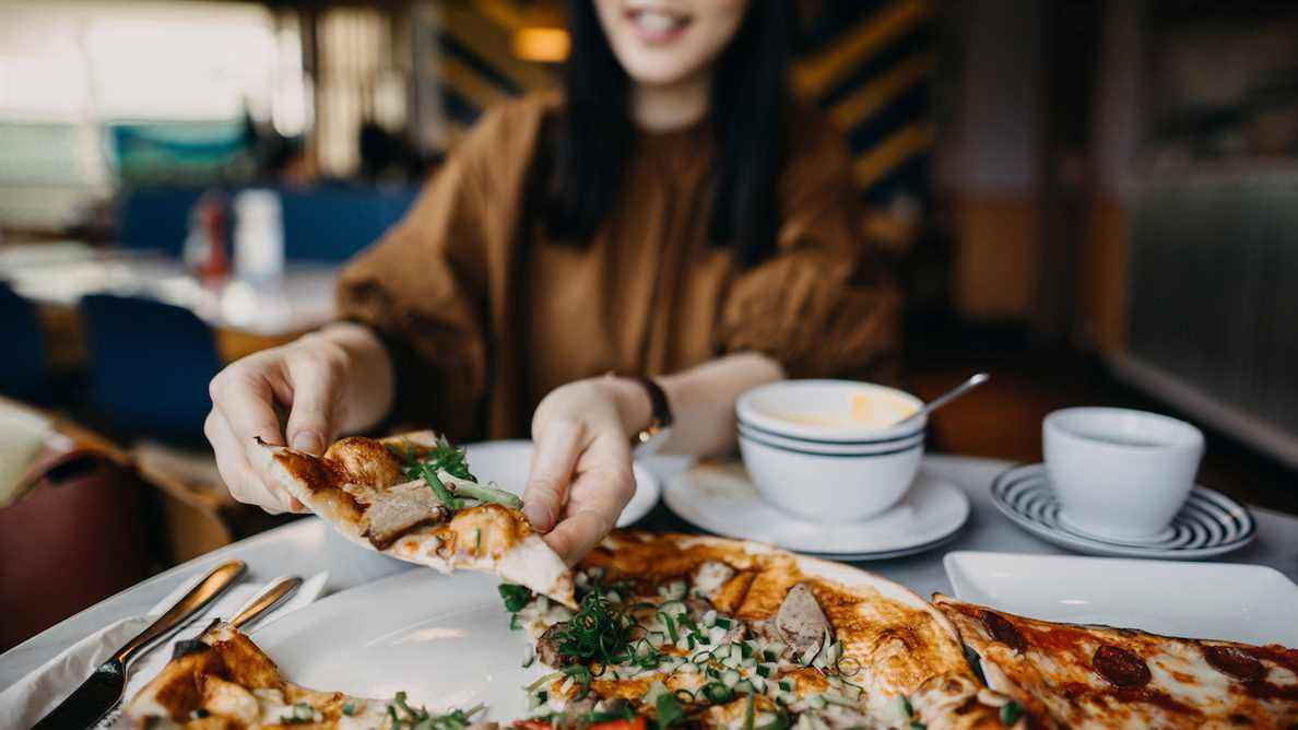 femme, manger, pizza