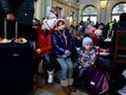 Des filles se reposent dans une gare, après avoir fui l'invasion russe de l'Ukraine, à Przemysl, en Pologne, le 17 mars 2022.