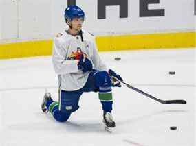 Le centre des Canucks de Vancouver Elias Pettersson était de retour à l'entraînement mercredi.