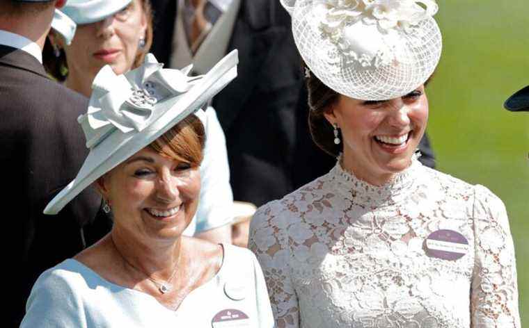 6 pièces que Carole Middleton et la duchesse de Cambridge ont dans leur garde-robe