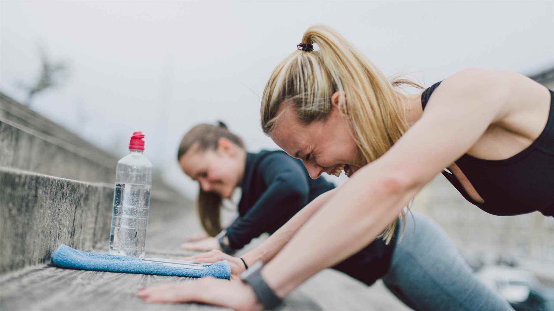 Deux femmes portant des trackers de fitness s'entraînant