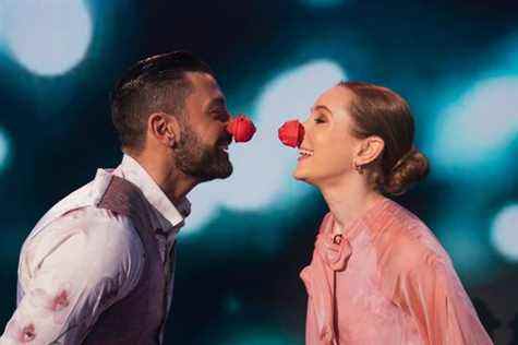 manchester, angleterre 18 mars rose et giovanni, venez strictement danser les gagnants dansent pendant la nuit du jour du nez rouge de la télévision pour le soulagement comique le 18 mars 2022 à manchester, angleterre en direct de mediacityuk à salford sur bbc one et iplayer photo par james stackbbccomic reliefgetty images