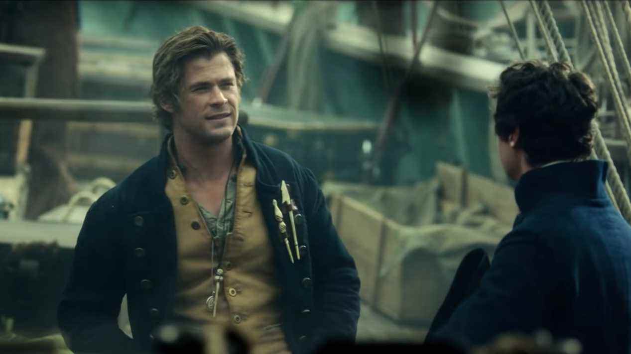 Chris Hemsworth discute avec Benjamin Walker sur le pont du navire dans In The Heart Of The Sea.