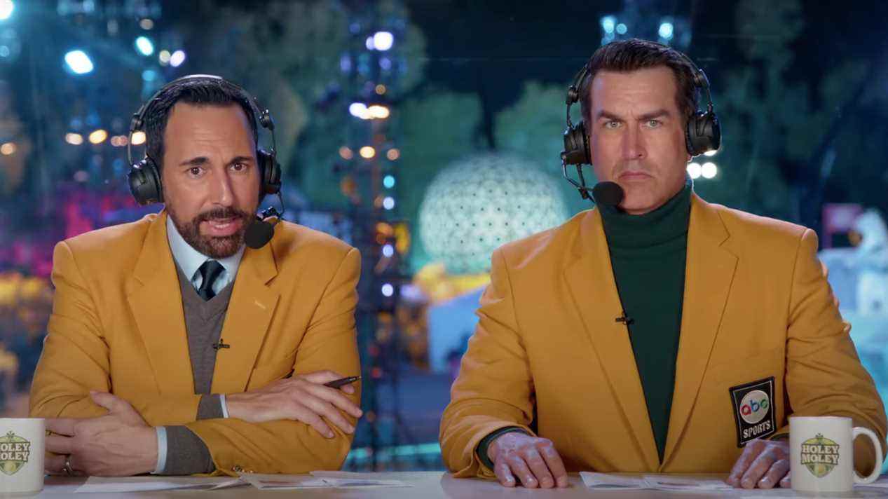 Joe Tessitore et Rob Riggle assis à leur bureau à Holey Moley.