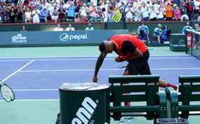 L'Australien Nick Kyrgios brise sa raquette après sa défaite en trois sets contre l'Espagnol Rafael Nadal lors de leur match de quart de finale le Jour 11 de l'Open BNP Paribas au Indian Wells Tennis Garden le 17 mars 2022 à Indian Wells, en Californie.  (Photo de Clive Brunskill/Getty Images)