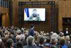 Le président ukrainien Volodymyr Zelenskyy pose sa main sur sa poitrine en écoutant le premier ministre canadien Justin Trudeau prononcer son discours d'ouverture avant de s'adresser au Parlement canadien le mardi 15 mars.