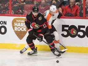 L'ailier gauche des Sénateurs Zach Sanford (13) se bat avec l'ailier gauche des Flyers James van Riemsdyk pour la possession de la rondelle en troisième période.