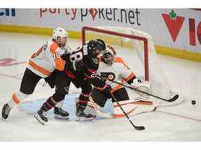 Le gardien des Flyers Martin Jones dévie un tir de l'ailier droit des Sénateurs Connor Brown (28 ans) en deuxième période.