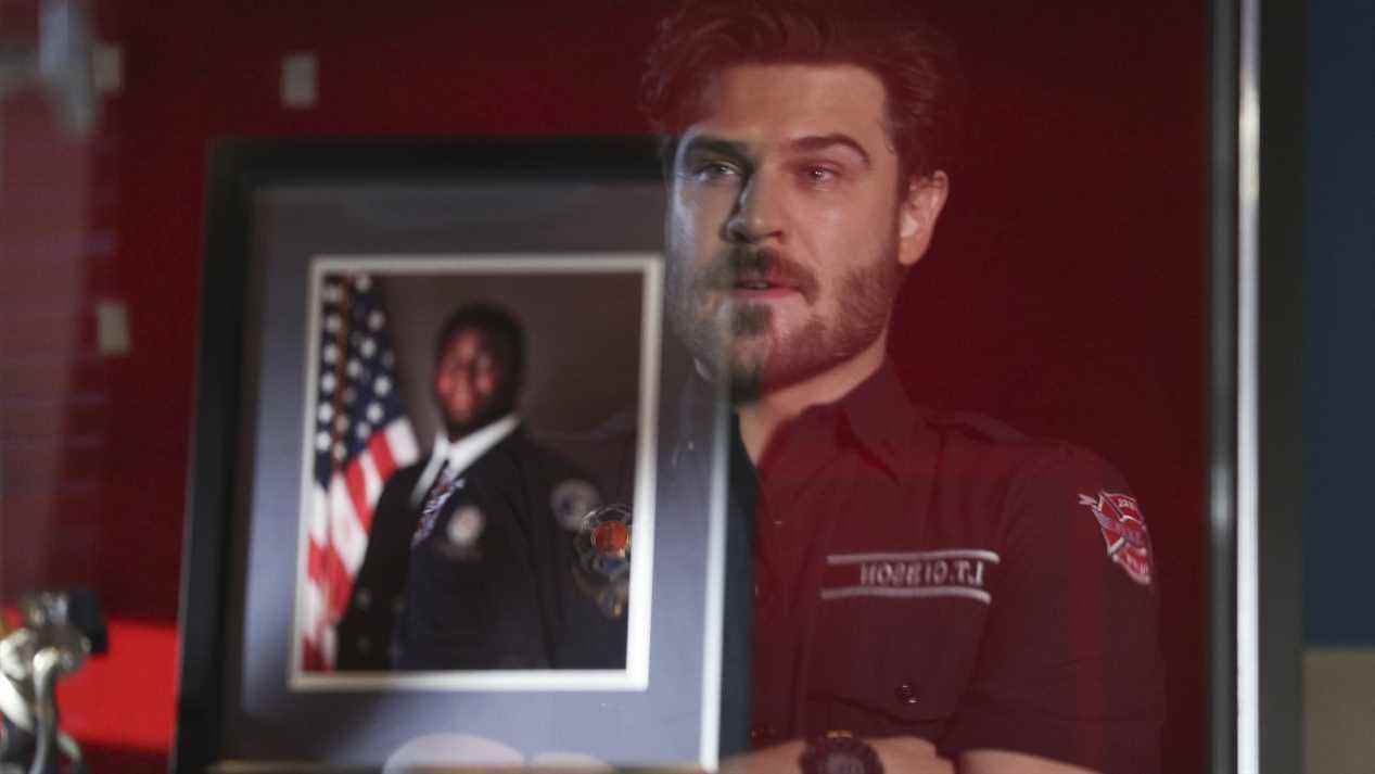 Jack Gibson voit son reflet regarder une photo de Dean Miller sur Station 19