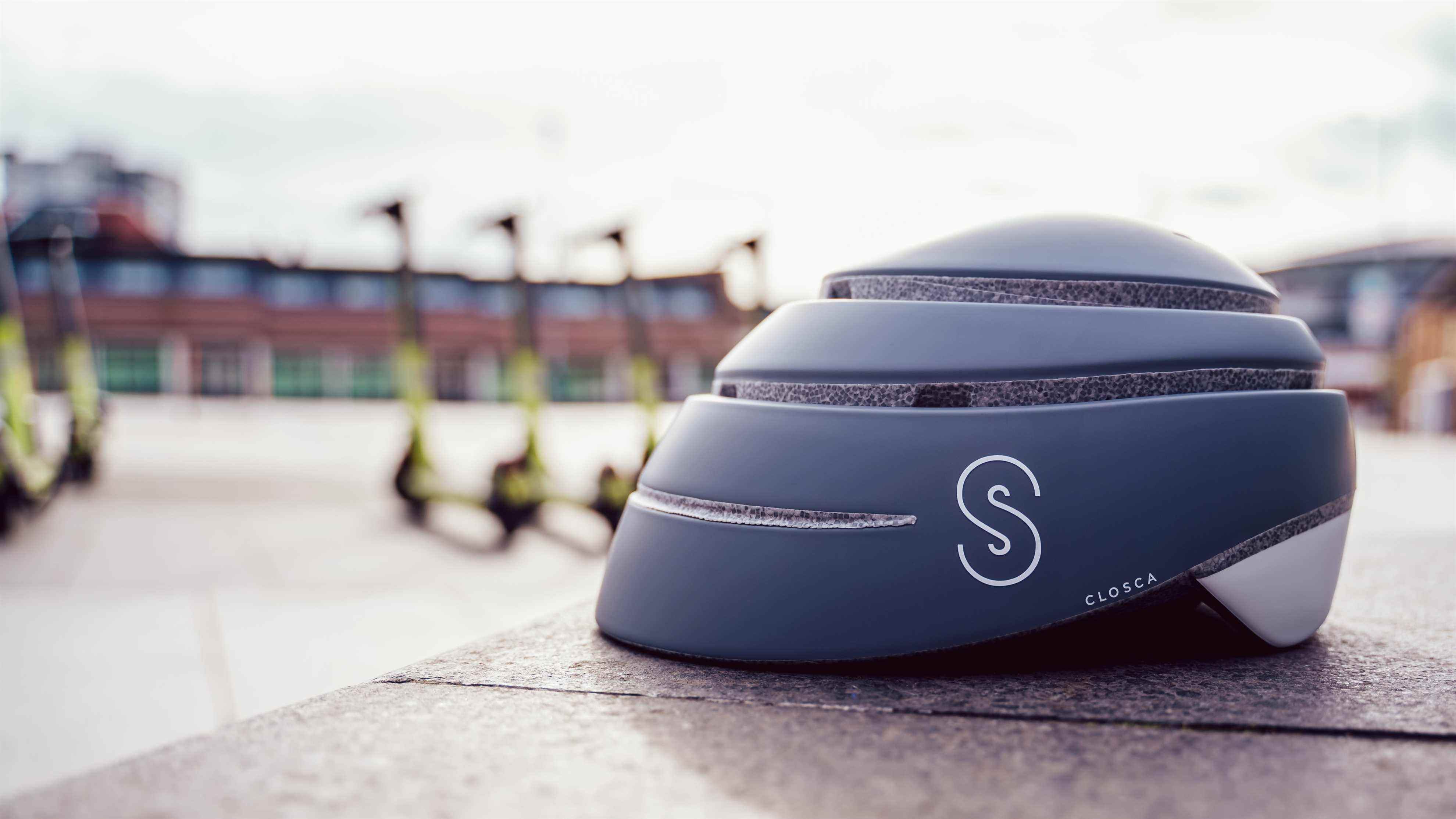 Casque de sécurité pliable avec e-scooters en arrière-plan