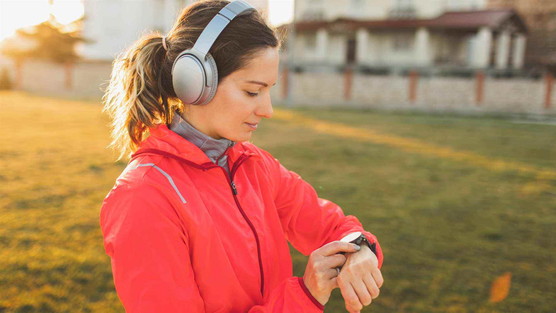 Image d'une femme utilisant un tracker de fitness lors d'une course