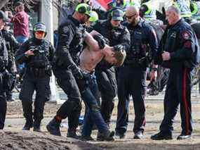 La police de Calgary procède à une arrestation lors d'un rassemblement anti-mandat et contre-manifestant à Central Memorial Park le samedi 19 mars 2022.