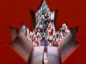 Des manifestants anti-mandat descendent Stephen Avenue Mall jusqu'à l'hôtel de ville de Calgary le samedi 19 mars 2022. Les manifestants se sont rencontrés dans le Central Memorial Park, puis ont marché sur les trottoirs jusqu'à l'hôtel de ville.