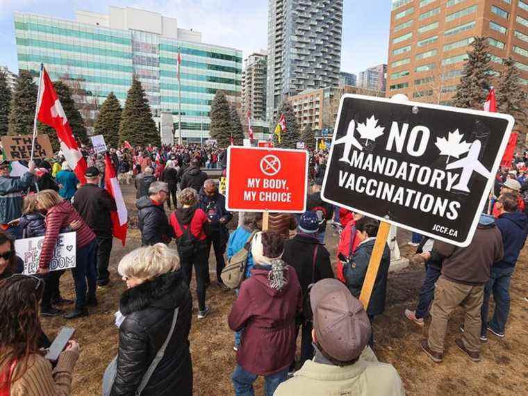 La police arrête six personnes lors d’une manifestation contre le vaccin et la liberté au centre-ville de Calgary