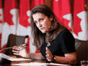 La vice-première ministre Chrystia Freeland discute des sanctions canadiennes contre la Russie lors d'une conférence de presse à Ottawa, le 1er mars 2022 : « Le champ de bataille aujourd'hui est l'Ukraine, mais c'est aussi notre combat.