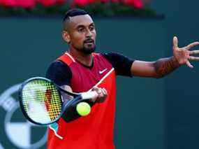 Nick Kyrgios d'Australie joue un coup droit contre Rafael Nadal d'Espagne lors de leur match de quart de finale le jour 11 de l'Open BNP Paribas au Indian Wells Tennis Garden le 17 mars 2022 à Indian Wells, en Californie.  (Photo de Clive Brunskill/Getty Images)