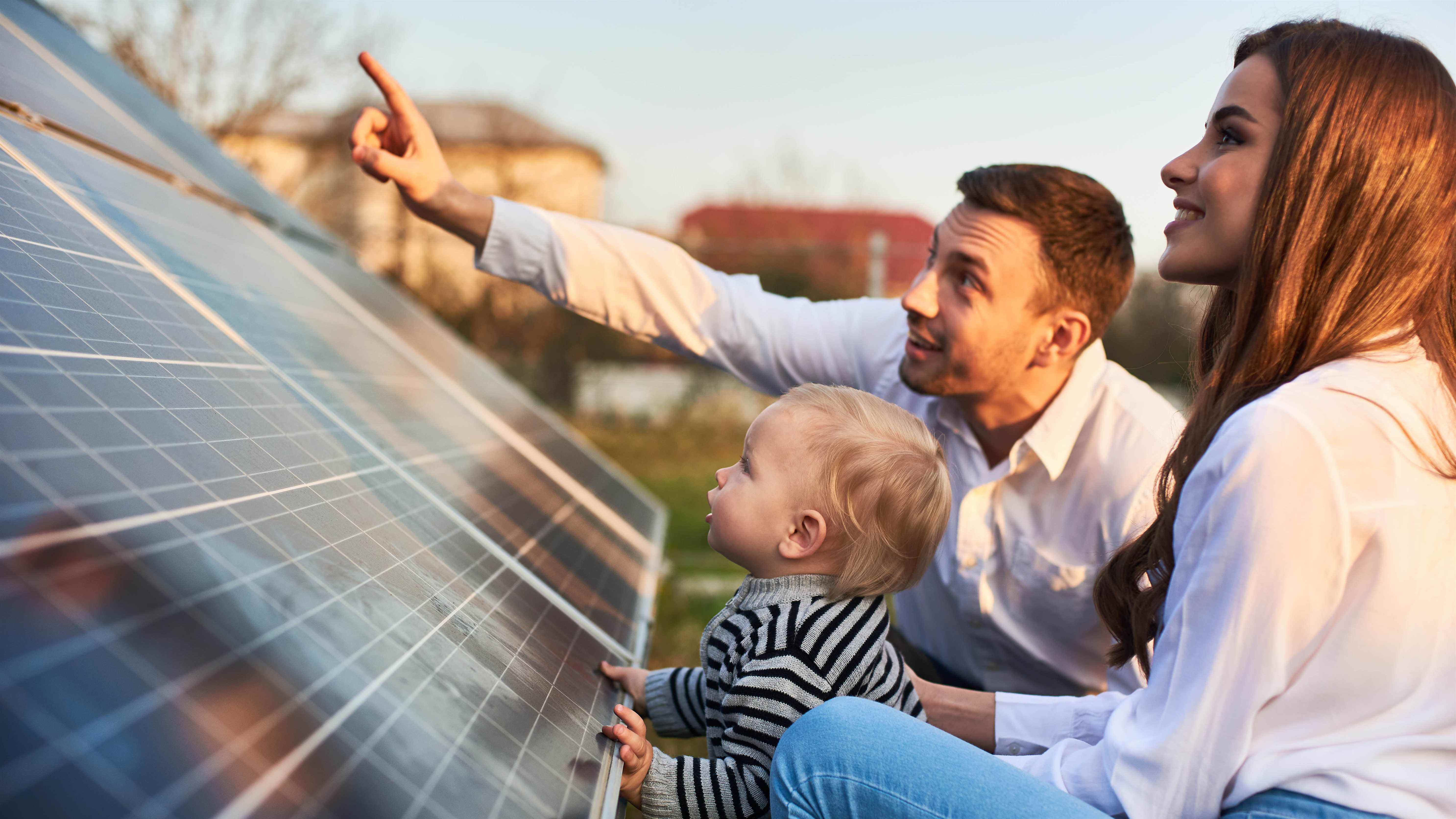 Une famille regardant un panneau solaire