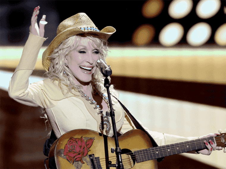 Dolly Parton a rejeté sa nomination au Rock and Roll Hall of Fame.  La salle a rejeté son rejet