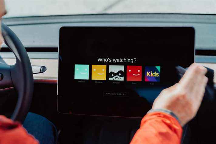 Profils d'utilisateurs sur un compte Netflix sur un système d'infodivertissement automobile.