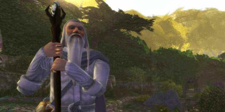 Saruman holding his staff in The Lord of the Rings Online