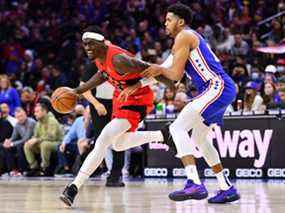 L'attaquant des Raptors de Toronto Pascal Siakam conduit avec le ballon contre l'attaquant des 76ers de Philadelphie Tobias Harris au premier quart au Wells Fargo Center de Philadelphie, Pennsylvanie, le 20 mars 2022.