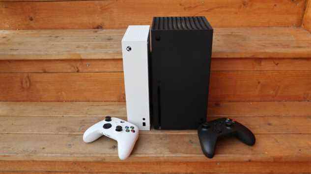 Xbox Series S (à gauche), à ​​côté de Xbox Series X (à droite).  Deux consoles... mais seule cette dernière possède un lecteur de disque.