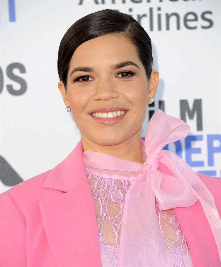 America Ferrera aux arrivées pour la 35e cérémonie de remise des prix de l'Esprit indépendant du film - arrivées 2, plage de Santa Monica, Santa Monica, CA 8 février 2020. Photo par : Elizabeth Goodenough/Everett Collection