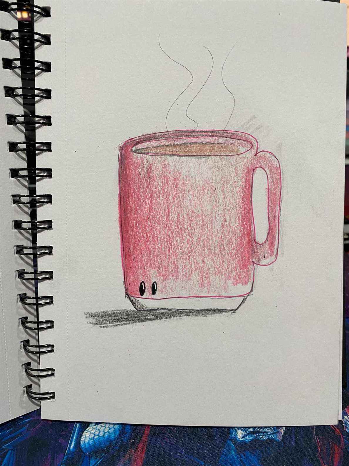 Un dessin de Kirby tendu sur une tasse de café