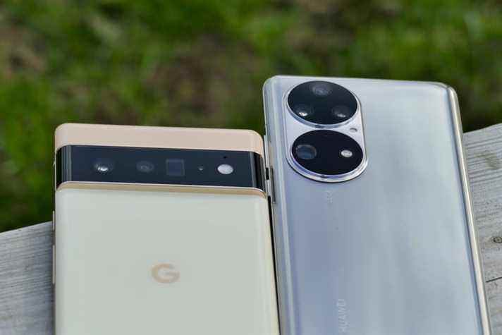 Les Huawei P50 Pro et Pixel 6 Pro sont assis sur une planche avec leurs modules de caméra visibles.