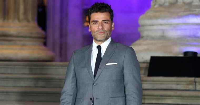 Grand jour pour les jambes d'Oscar Isaac
