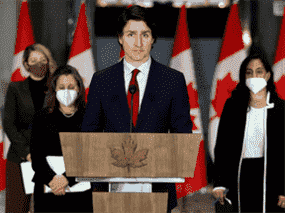 Le premier ministre Justin Trudeau avec la ministre des Affaires étrangères Mélanie Joly, la vice-première ministre Chrystia Freeland et la ministre de la Défense nationale Anita Anand lors d'une conférence de presse sur la situation en Ukraine, le 24 février 2022 à Ottawa.