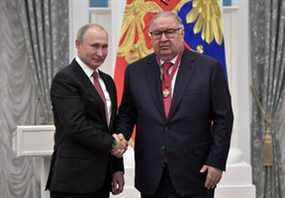 Le président russe Vladimir Poutine (L) serre la main avec l'homme d'affaires russe et fondateur d'USM Holdings Alisher Usmanov lors d'une cérémonie de remise des prix au Kremlin à Moscou, Russie le 27 novembre 2018. Spoutnik/Alexei Nikolsky/Kremlin via REUTERS