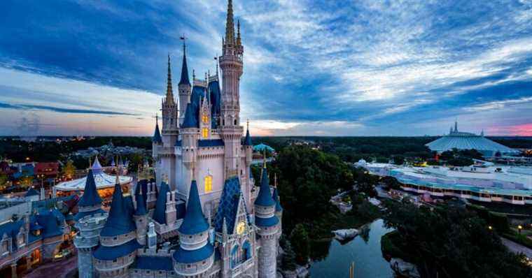 Les employés de Disney sortent pour protester contre la position de l’entreprise envers le projet de loi anti-gay