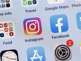 Les applications Facebook et Instagram sur un écran d'iPhone.