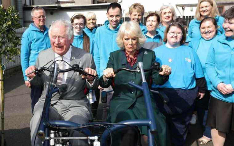 Des milliers de personnes saluent le prince Charles et Camilla, duchesse de Cornouailles alors que la visite en Irlande du Nord commence