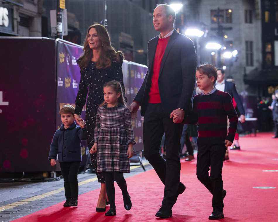 Le prince William, duc de Cambridge et Catherine, duchesse de Cambridge avec leurs enfants, le prince Louis, la princesse Charlotte et le prince George, assistent à un spectacle spécial de pantomime au Palladium Theatre de Londres, organisé par la Loterie nationale, pour remercier les travailleurs clés et leurs familles pour leurs efforts tout au long de la pandémie le 11 décembre 2020 à Londres, en Angleterre.  (Groupe WPA/Getty Images)