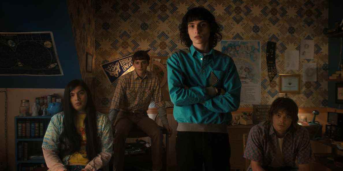 (L à R) Eduardo Franco comme Argyle, Noah Schnapp comme Will Byers, Finn Wolfhard comme Mike Wheeler, et Charlie Heaton comme Jonathan dans STRANGER THINGS.