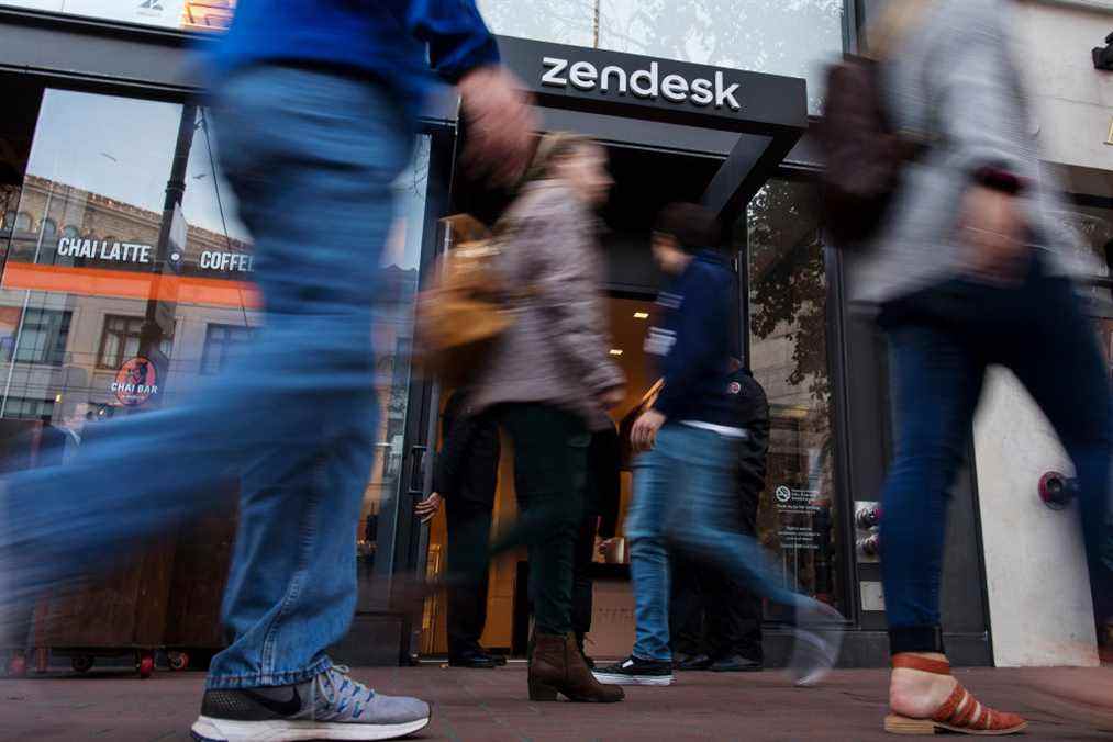 Des piétons passent devant l'entrée du siège social de Zendesk Inc. à San Francisco, Californie, États-Unis, le mercredi 2 octobre 2019. Zendesk a chuté de 5,6 % hier alors que son secteur déclinait.  La négociation des options de vente de la société était le double de la moyenne.  Photographe : David Paul Morris/Bloomberg via Getty Images